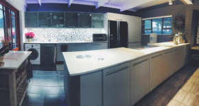 3 on Pine, Luxury HomeWiFi,DSTV,Parking incl